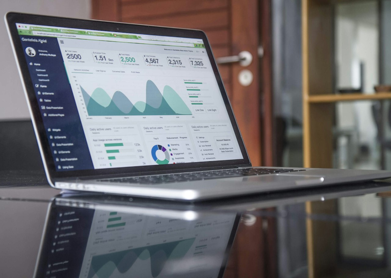 Laptop mit Datenvisualisierung — symbolisch für Auswertung von Marktinformationen